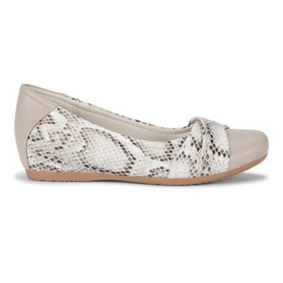NIB BareTraps Cream Snakeskin Embossed Mitsy Slip on Flats - Picture 1 of 11